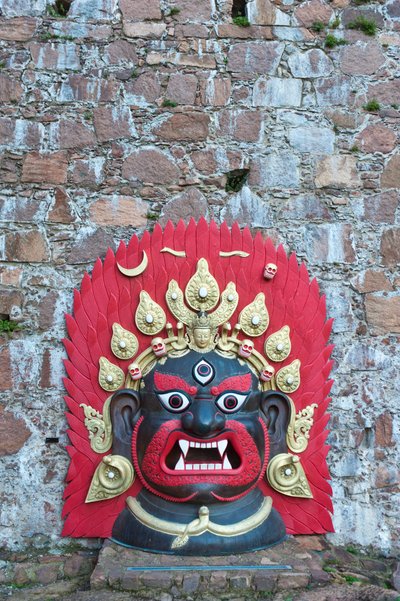 Grande maschera tibetana dipinta di bronzo; Demone; Messner Mountain Museum Firmian di Reinhold Messner; Castello di Sigmundskron; vicino a Bolzano; Alto Adige; Trentino-Alto Adige; Italia; Europa da Unbekannt