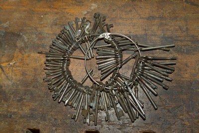 Grande mazzo di vecchie chiavi su anello su scrivania di legno da Unbekannt