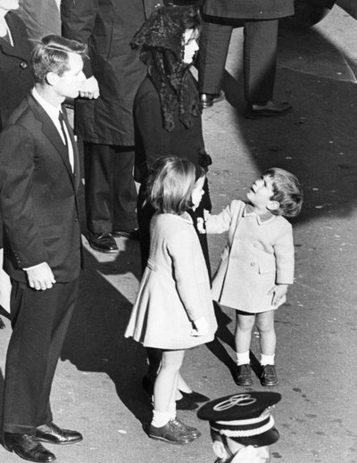 Il piccolo John Kennedy guarda sua madre, come per dire: 