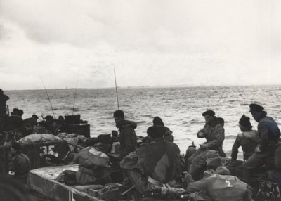 Marines del 41° Commando (RM) a bordo del LCT 532, avvicinandosi a Westkapelle durante gli sbarchi a Walcheren, Paesi Bassi da Unbekannt