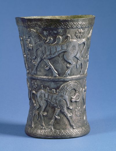 Bicchiere di Marlik di forma cilindrica con due bande decorative raffiguranti cavalli in parata, c.1100 a.C. (argento) da Unbekannt