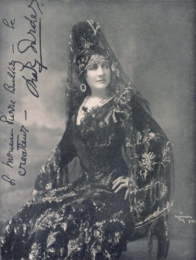 Mary Garden (1874-1967), soprano operistico, fotografia in studio nel ruolo di Carmen, di C. Mishkin da Unbekannt