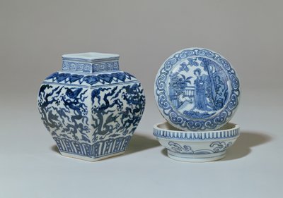 Vaso quadrato e scatola circolare blu e bianca Ming, periodo Chia Ching (1522-66) da Unbekannt