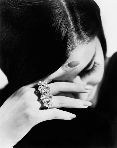 Modella che indossa un anello realizzato dal gioielliere Giulio Veronesi, Bologna (foto in bianco e nero) da Unbekannter Künstler