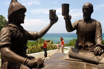 Monumento chiamato Sanduguan o rituale del sangue dove un brindisi con il sangue è inscenato tra il conquistador spagnolo Miguel López de Legazpi e il filippino Sikatuna formalizzando il primo accordo di pace. Bool, Bohol, 2019 (foto) da Unbekannt