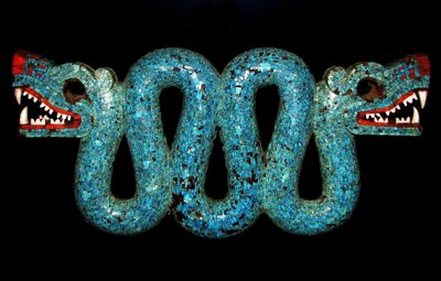 Mosaico di un serpente a due teste per uso come pettorale cerimoniale. Azteco, Mixteco, Messico. XV-XVI secolo d.C. (mosaico) da Unbekannter Künstler