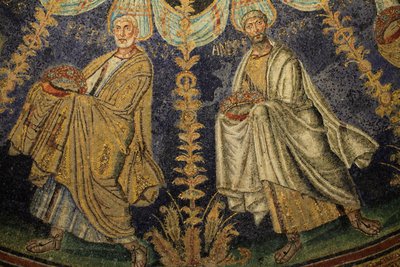 Mosaico del soffitto del Battistero Neoniano. Dettaglio della processione dei dodici apostoli che procedono intorno al mosaico centrale in due direzioni, terminando con San Pietro che incontra San Paolo. V secolo, Ravenna, Italia. Registrato come Patrimoni da Unbekannt