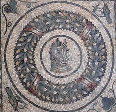 Mosaico del peristilio. Dettaglio che rappresenta la testa di un cavallo. III - IV secolo. Villa Romana del Casale, Sicilia. Sito UNESCO. da William M. Timlin