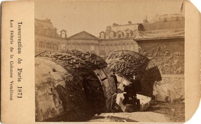 Comune di Parigi (1871): due comunardi posano vicino ai detriti della colonna caduta di Place Vendome a Parigi da Unbekannt
