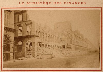 Comune di Parigi (1871): vista del Ministero delle Finanze in rovina a Parigi nel maggio 1871 da Unbekannt