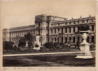 Comune di Parigi (1871): vista del Palais des Tuileries a Parigi intorno a maggio 1871. Fotografia anonima. Stampa su cartone, Dim. 29x20 cm da Unbekannt