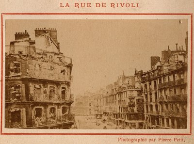 Municipalità di Parigi (1871): veduta degli edifici incendiati in Rue de Rivoli a Parigi nel maggio 1871. Fotografia di Pierre Pepetit. Stampa su cartone, Dim. 9x5,4 cm da Unbekannt