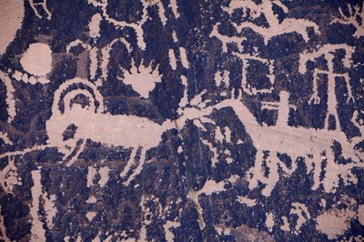 News Paper Rock. Petroglifi indiani del Nord America delle tribù Navajo e Utah. Periodo che si estende per circa 2000 anni fino al XIV secolo. da William M. Timlin
