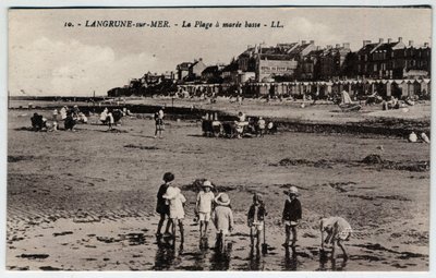 Langrune sur Mer: un gruppo di bambini che giocano sulla spiaggia a bassa marea da William M. Timlin