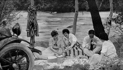 Nord America. Festa picnic attacca il cestino del pranzo durante un viaggio in auto verso le montagne Ozark. 1920 da Unbekannt