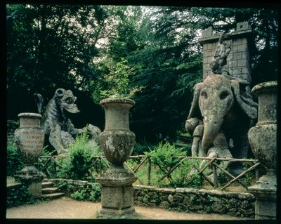 Uno degli elefanti di Annibale e un drago che combatte con un leone, sculture dai giardini del Parco dei Mostri progettati tra il 1550-63 dal Duca di Orsini, su disegni di Giacomo Barozzi da Vignola (1507-73) da Unbekannt