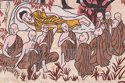 Pagoda buddista Ong Nui, Affresco murale, La vita del Buddha, Dopo 45 anni di insegnamento del Dharma, il Buddha entrò nel Parinirvana, Quy Nhon, Vietnam, 2019 (foto) da Unbekannt