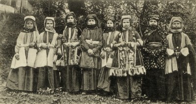 Donne ossetine in costume tradizionale, gruppo minoritario nell