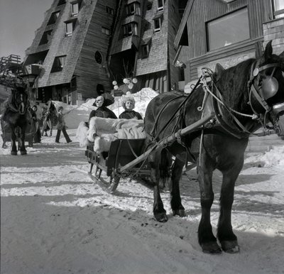 P. Topaloff e Alice Sapritch ad Avoriaz durante il Festival del Film Fantastico il 29 gennaio da Unbekannter Künstler