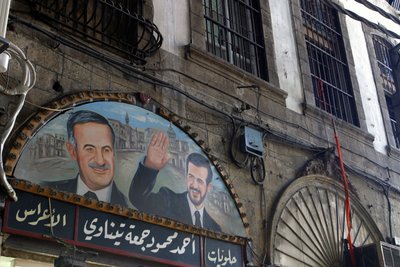 Dipinto del Presidente Assad e suo figlio Bassel sopra il souk a Damasco, Siria. da Unbekannt