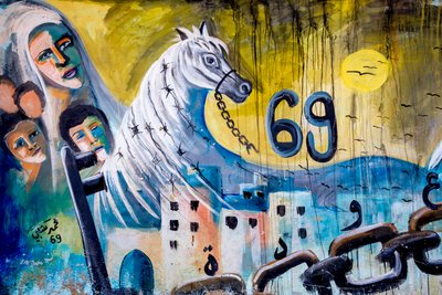 Arte murale palestinese su un muro a Jenin, Cisgiordania, Palestina, Famiglia palestinese che torna a casa, 2018 (foto) da Unbekannt
