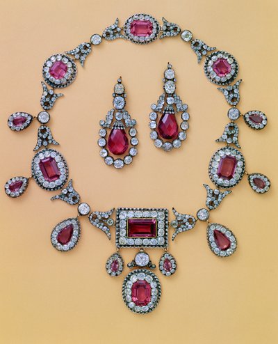 Parte di una parure antica di spinelli e diamanti comprendente tiara, ornamento per capelli, collana e orecchini da Unbekannt