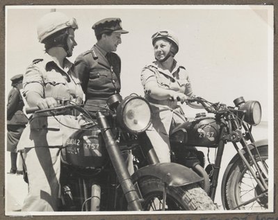 Fotografia da un album contenente 65 fotografie relative al Servizio Territoriale Ausiliario e alle Forze Britanniche in Medio Oriente da Unbekannt