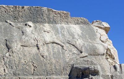 Tomba a pilastro con incisione raffigurante un cacciatore che uccide un cinghiale, Xanthos, Turchia da Unbekannt