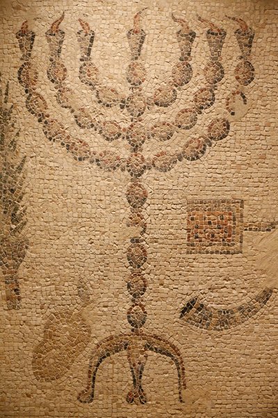 Porzione di un pavimento a mosaico di una sinagoga (Replica) - originale: Sinagoga di Beth Alpha, Israele - VI secolo d.C. - Menorah - Il Museo Ebraico di New York, New York, Stati Uniti da Unbekannt