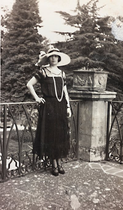 Ritratto di una donna, forse membro della famiglia Torrigiani, appoggiata alla balaustra di una terrazza da Unbekannter Künstler