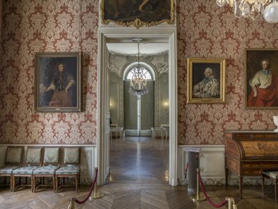 Ritratti di uomini tra cui quello di Armand Gaston de Rohan (1674-1749), in costume da cardinale. Grand cabinet del principe, architetto Germain Boffrand (1667-1754). Hotel de Soubise, Parigi da Unbekannt