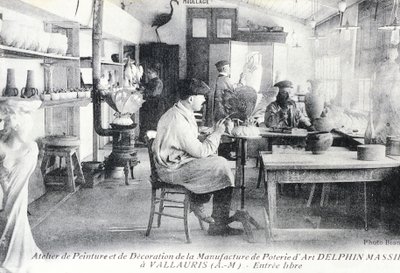 Cartolina che raffigura artigiani al lavoro nella produzione di ceramiche d