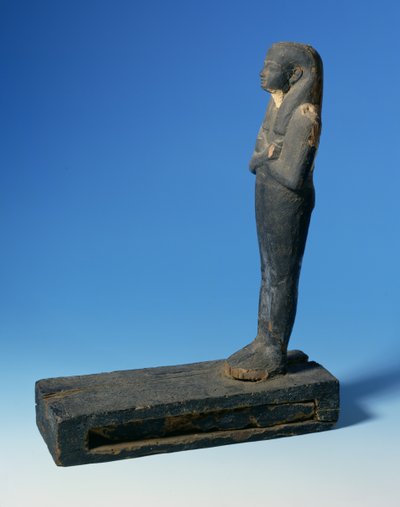 Figura di Ptah-Sokar-Osiride con parrucca tripartita e braccia incrociate su piedistallo rettangolare con compartimento contenente una sezione di papiro, Egiziano, XXI-XXII Dinastia da Unbekannt