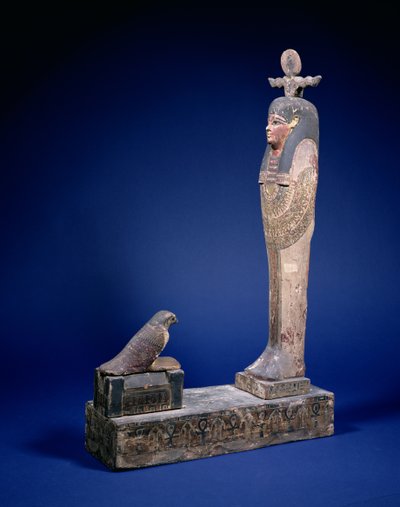 Figura di Ptah-Soker-Osiride in piedi su un plinto a scatola di fronte a un sarcofago con un falco Horus, oggetto funerario, egiziano, Periodo Tolemaico, c. 200 a.C. (legno policromo) da Unbekannt