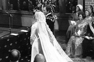 Regina Silvia e re Carlo XVI Gustavo durante la cerimonia di matrimonio nella Storkyrkan a Stoccolma da Unbekannter Künstler