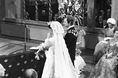 Regina Silvia e re Carlo XVI Gustavo durante la cerimonia di matrimonio nella Storkyrkan a Stoccolma da Unbekannter Künstler