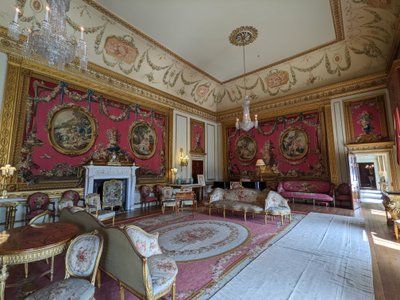 Salotto con arazzo rosso, Nottinghamshire, Inghilterra (foto) da Unbekannter Künstler