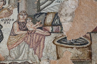 Rappresentazione del neonato Achille con la sua nutrice Anatrophe e Ambrosia, simbolo del cibo degli dei e dell