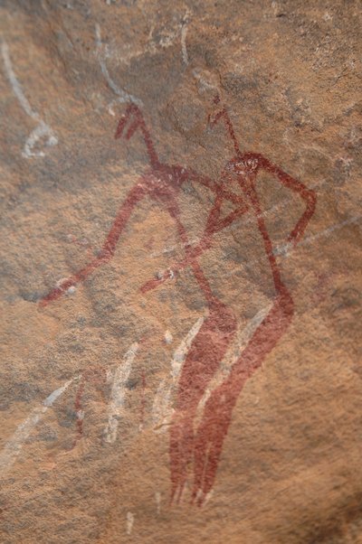 Arte rupestre, Preistoria: Dipinto rupestre di due personaggi longilinei in un rifugio ornato nelle montagne di Uweinat, Sudan da Unbekannt
