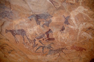 Arte rupestre, Preistoria: Pittura rupestre di bovini, un ginocchio in un rifugio adornato nel massiccio di Uweinat, Sudan (Karkur-Talh o Karkur Talh). Periodo da 8000 a 3000 anni a.C. da Unbekannt