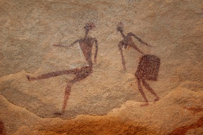 Arte rupestre, Preistoria: Dettaglio di un dipinto rupestre di due personaggi in un rifugio ornato, nel massiccio di Uweinat, Egitto da Unbekannt