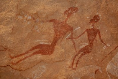 Arte rupestre, Preistoria: Dettaglio di una pittura rupestre di due personaggi in un rifugio ornato, nel massiccio di Uweinat, Egitto da Unbekannt