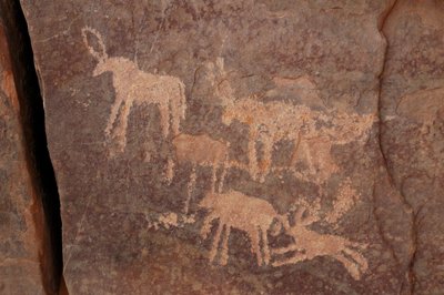 Arte rupestre, Preistoria: Incisione di un gruppo di antilopi e un cane (in basso a destra) nel massiccio di Uweinat, Egitto. (Periodo da 8000 a 3000 anni a.C.) da Unbekannt