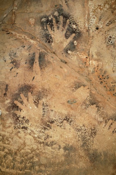 Arte rupestre, Preistoria: Mani negative in una grotta di Ouadi el Obeyd nel Deserto Bianco, Egitto. Periodo da 8000 a 3000 anni a.C. da Unbekannt