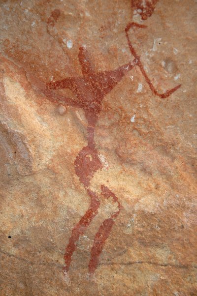 Arte rupestre, Preistoria: Pittura di un personaggio (arciere) in un rifugio ornato, nel massiccio di Uweinat, Sudan (Karkur-Talh o Karkur Talh). Periodo da 8000 a 3000 anni a.C. Fotografia da Unbekannt
