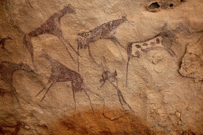 Arte rupestre, Preistoria: Pittura rupestre di un gruppo di bovini e personaggi policromi in un rifugio ornato, nel massiccio di Uweinat, Sudan da Unbekannt
