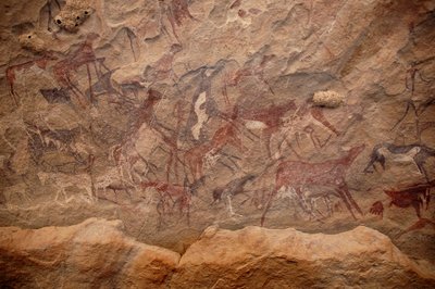 Arte rupestre, Preistoria: Pittura rupestre di un gruppo di bovini e personaggi policromi in un rifugio ornato, nel massiccio di Uweinat, Sudan. Periodo da 8000 a 3000 anni a.C. Fotografia da Unbekannt