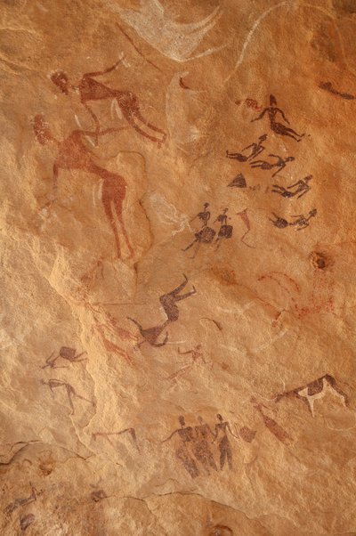 Arte rupestre, Preistoria: Pittura rupestre di un grande gruppo di personaggi e bestiame in un rifugio ornato, nel massiccio di Uweinat, Egitto. (Periodo da 8000 a 3000 anni a.C.). Fotografia da Unbekannt