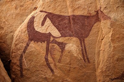 Arte rupestre, Preistoria: Pittura rupestre di una grande mucca bicolore e il suo vitello in un rifugio ornato, nel massiccio di Uweinat, Sudan da Unbekannt