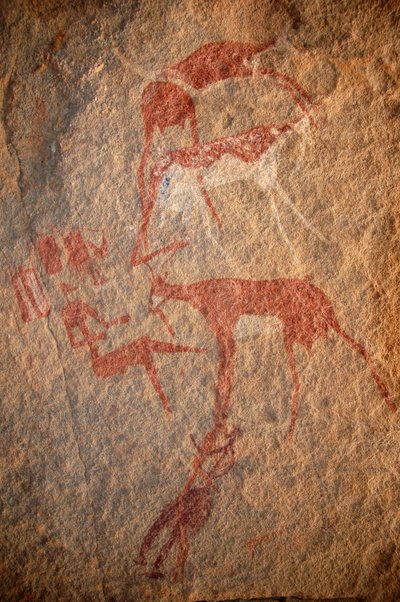 Arte rupestre, Preistoria: Pittura rupestre di personaggi, bovini e "guerbas" (pelli) in un rifugio ornato, nel massiccio di Uweinat, Sudan da Unbekannt